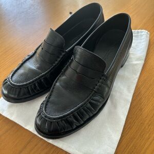 [lightly worn] Russell & Bromley size 10.5